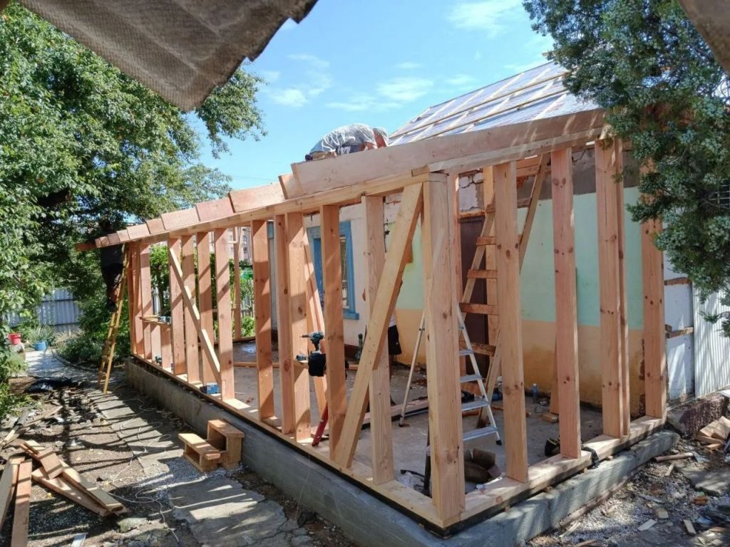 Реконструкция крыши и кровли, пристройка к дому.