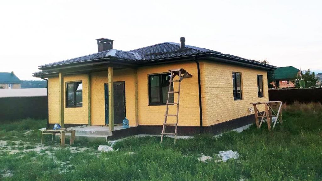 Наружная отделка в доме из СИП полифасадными плитами в Севастополе. Дом 105 мкв за 2 230 000 руб. (21 230 руб за мкв.)