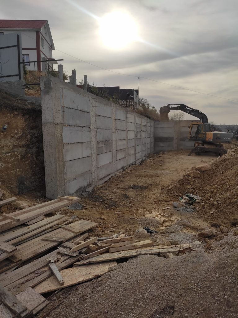 Подпорная стена для СИП дома в Севастополе готова